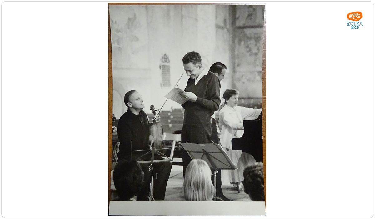 Yehudi Menuhin și Ernst Wallfisch în timpul unei repetiții împreună cu alți muzicieni în Biserica Saanen din Gstaad, Elveția, 1960-1965
