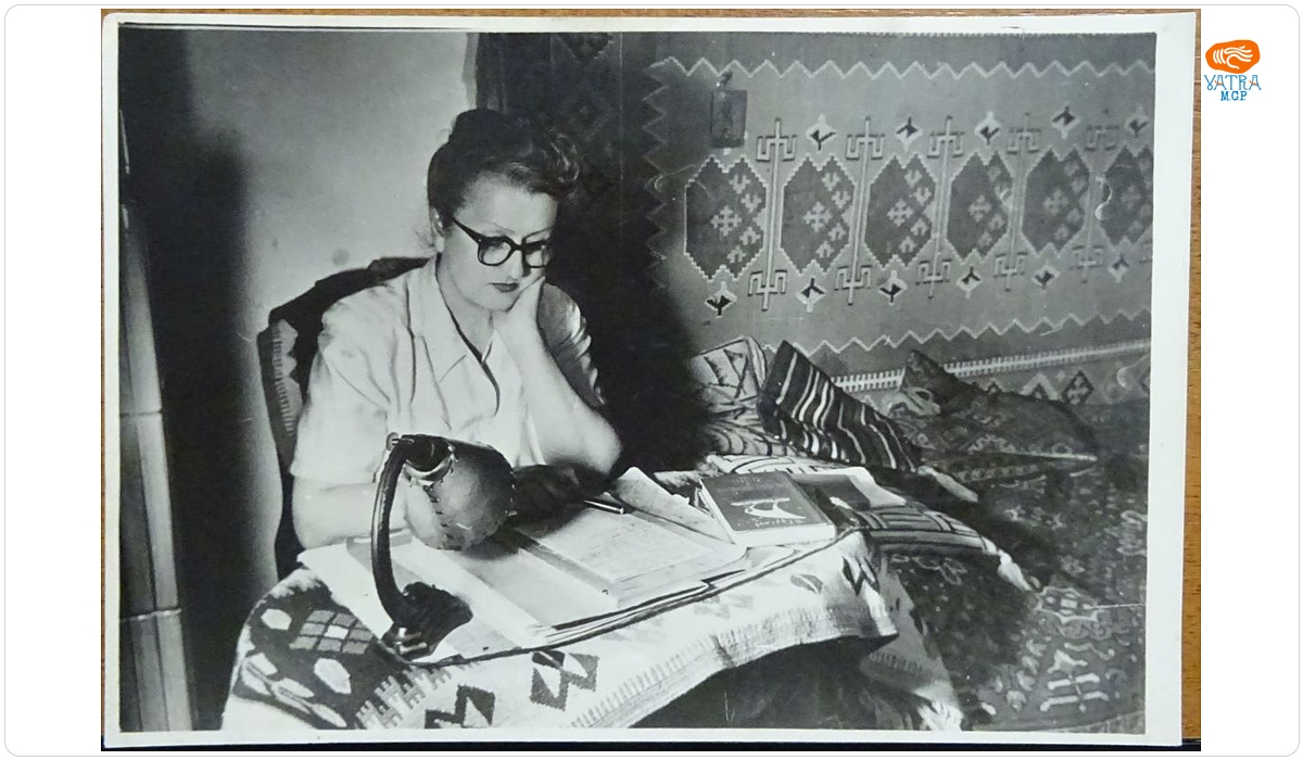 Scriitoarea Otilia Cazimir la masa de lucru, 1957