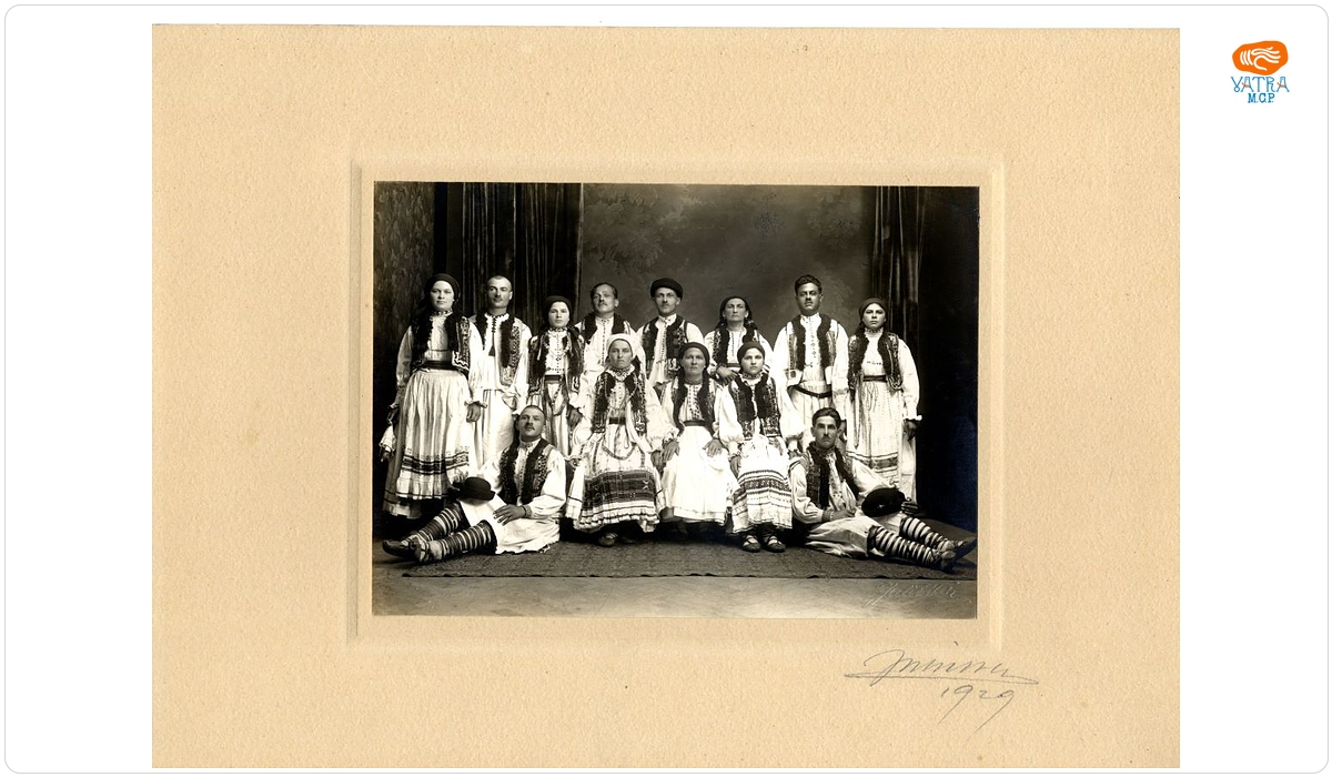 Atelier Julietta București — Grup de localnici din zona etnografică Bihor (comuna Roșia), îmbrăcați în costume populare
