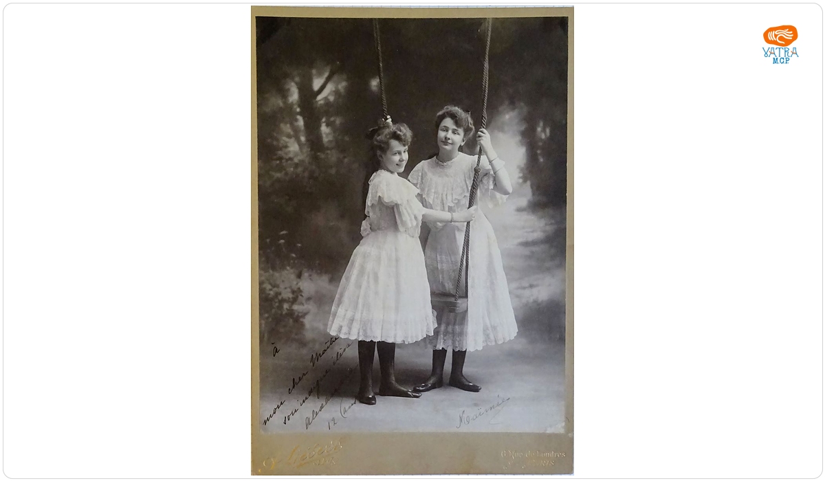 Două tinere (una dintre acestea fiind eleva compozitorului George Enescu)