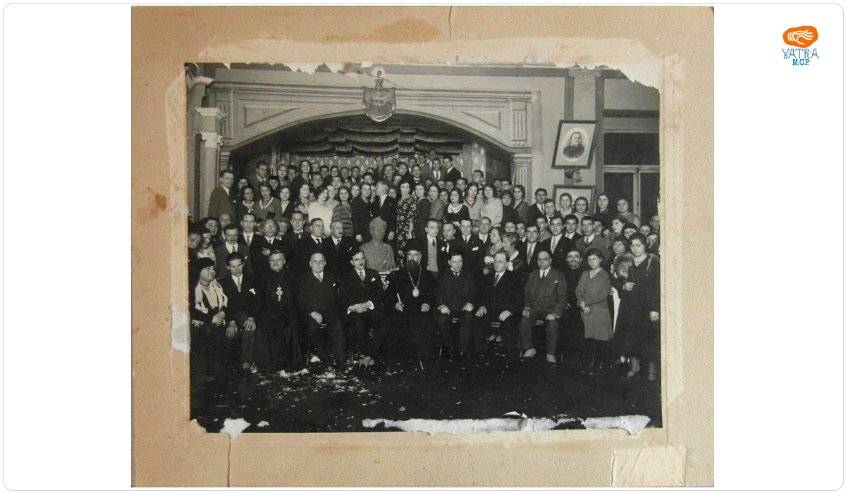 Fotografie realizată la Conservatorul din Iași cu prilejul inaugurării bustului compozitorului George Enescu, realizat de către sculptorul Richard Hette