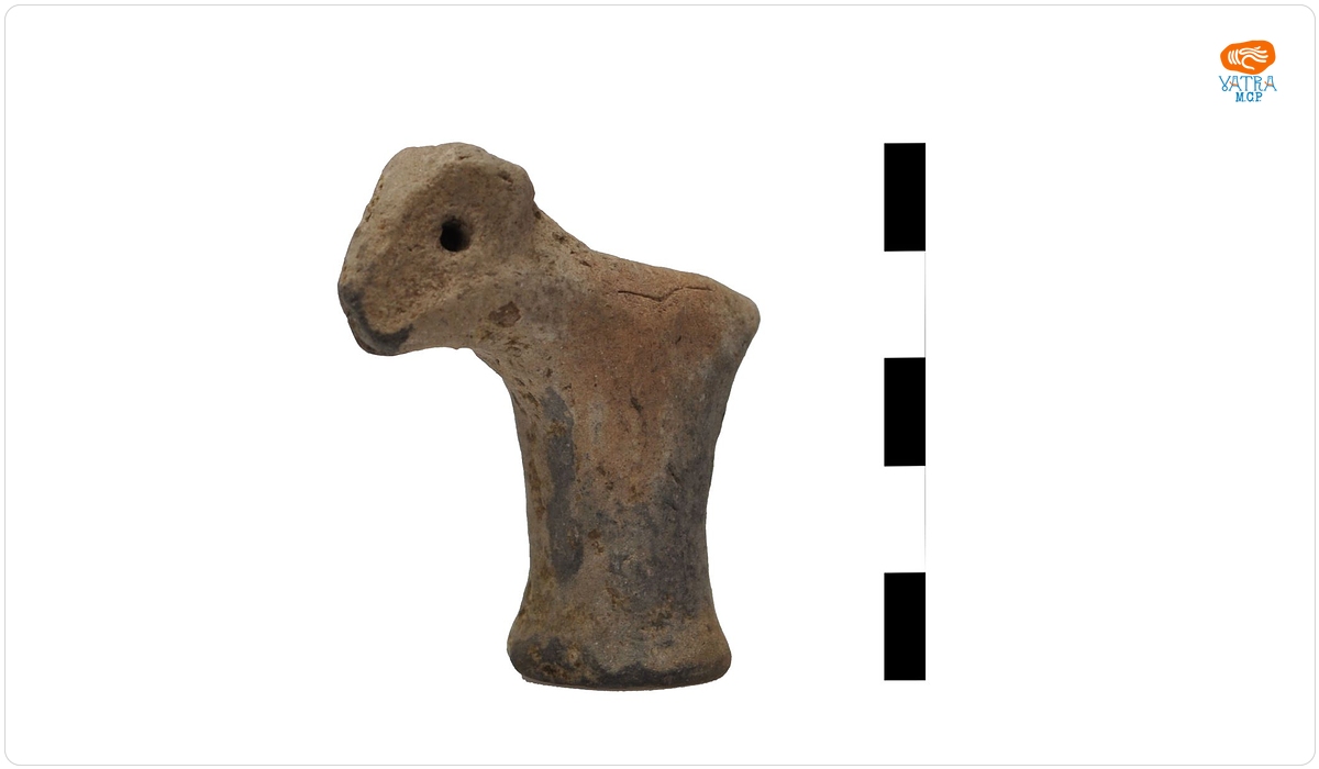 Statuetă zoomorfă cu picior masiv de sprijin (piedestal)