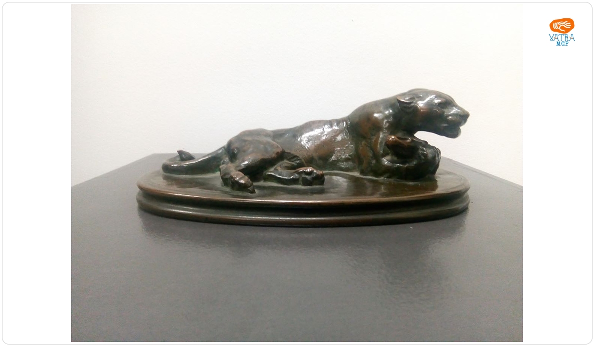 Jaguar culcat ținând un cap de cal