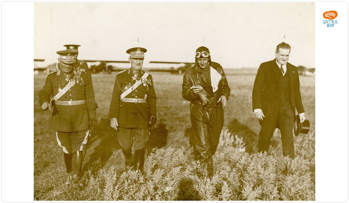 Principele Nicolae în costum de pilot, alături de Radu Irimescu și generalul Paul Teodorescu, Băneasa, 1937