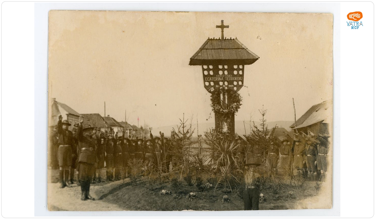 Cercetași la troița ridicată în memoria Ecaterinei Teodoroiu