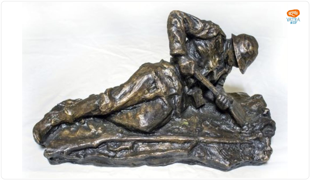 Soldat român săpând-și adăpostul individual 1916-1918