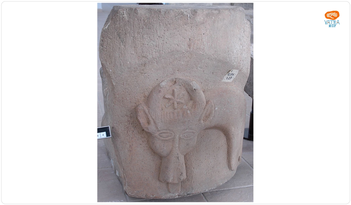 Jilț sculptat într-un bloc de piatră