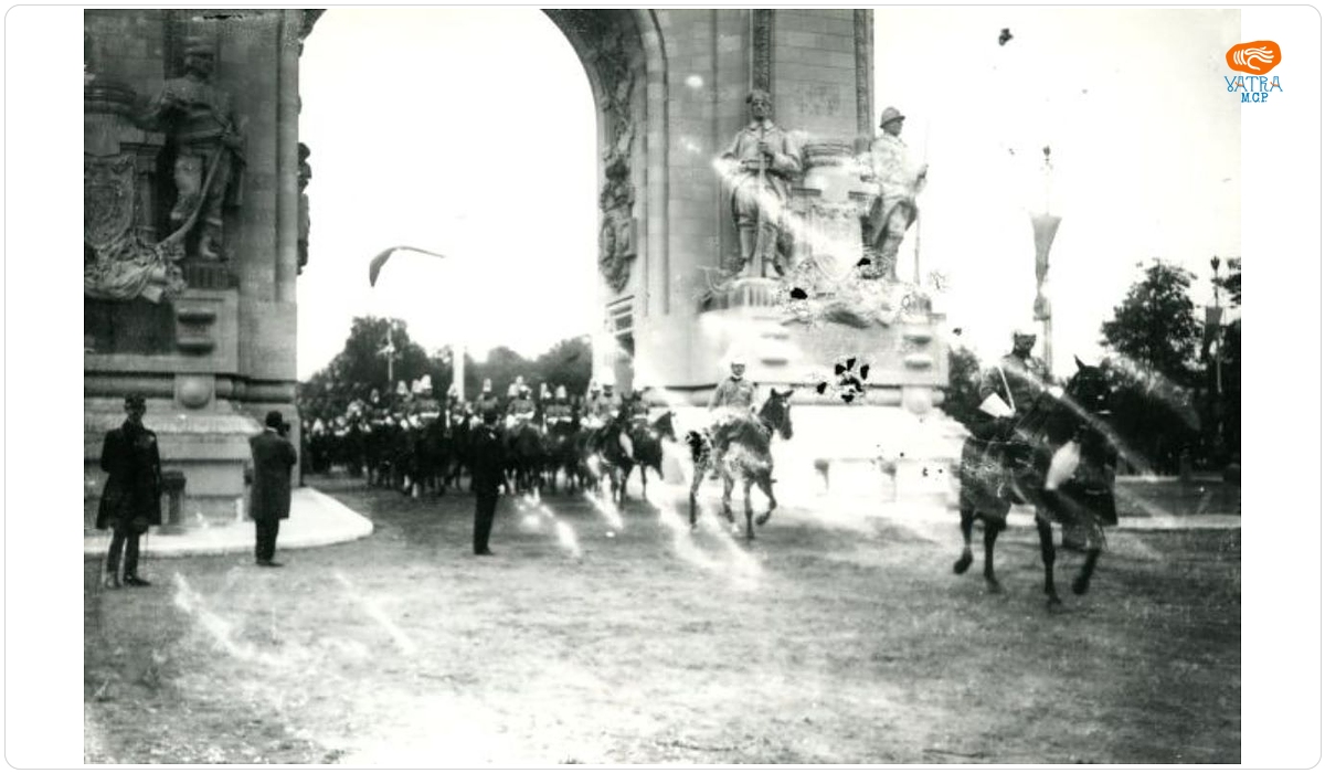 Momentul de început al paradei pe sub Arcul de Triumf