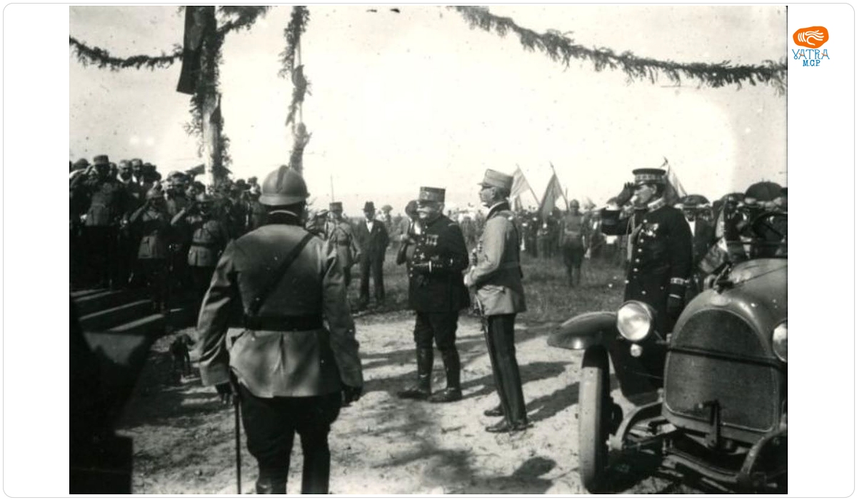 Generalul Traian Mosoiu salutat de un grup de militari