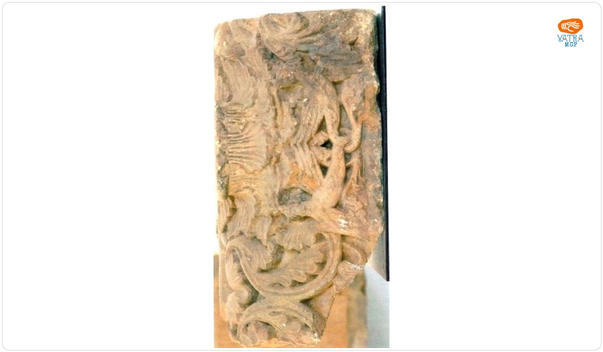 Capitel romanic decorat cu folii lobate și păsări