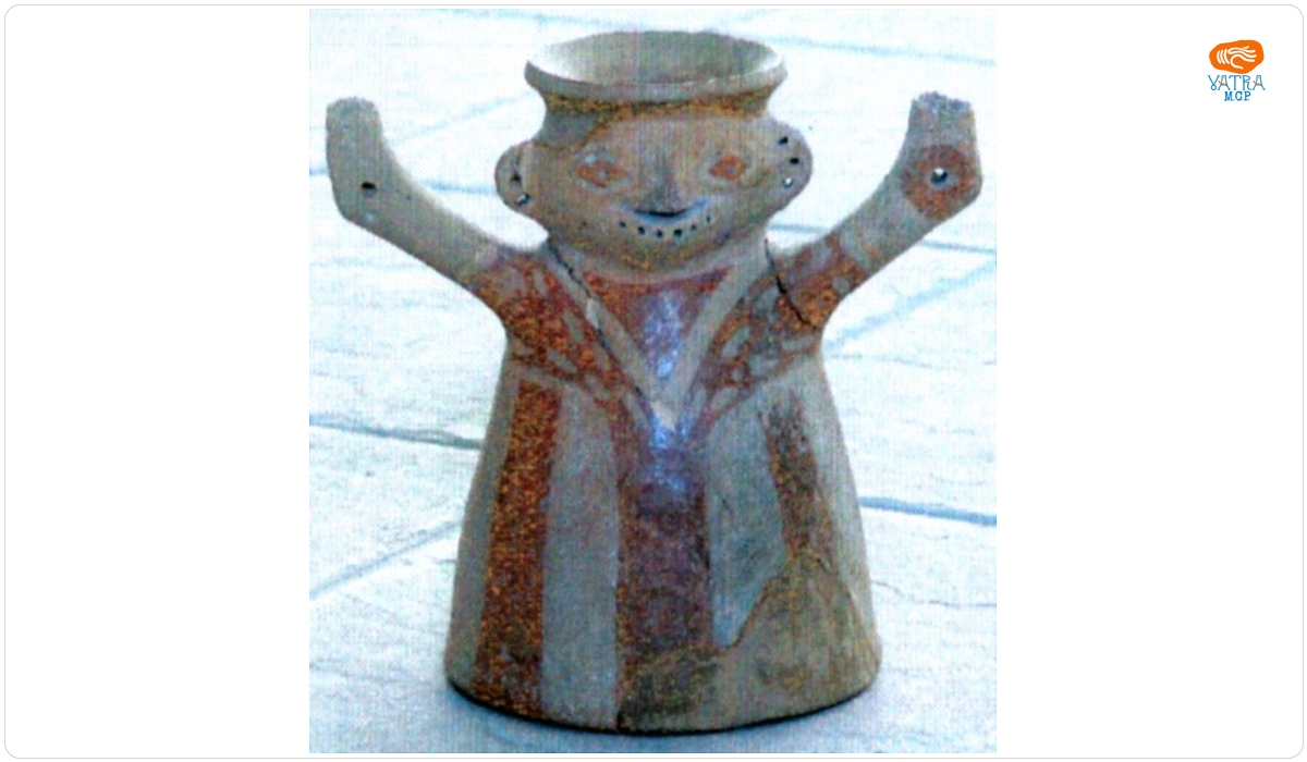 Statuetă antropomorfă cu vas pe cap