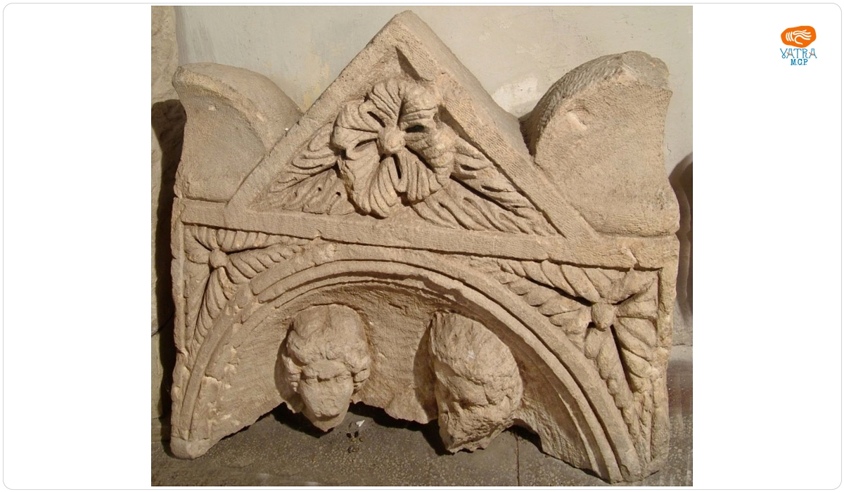 Stelă funerară iconică, arhitectonică