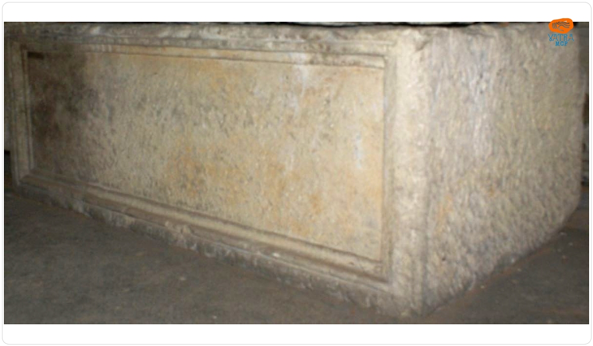 Altar funerar refolosit pe post de cutie de sarcofag