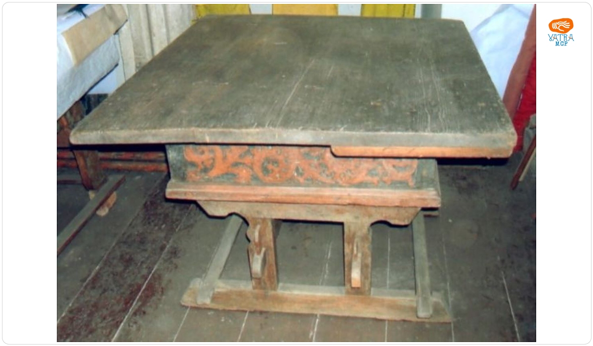 Masă sculptată
