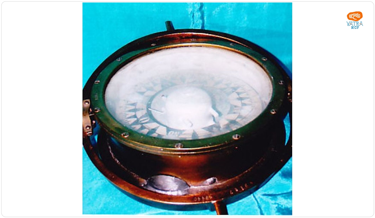 Compas magnetic cu lichid