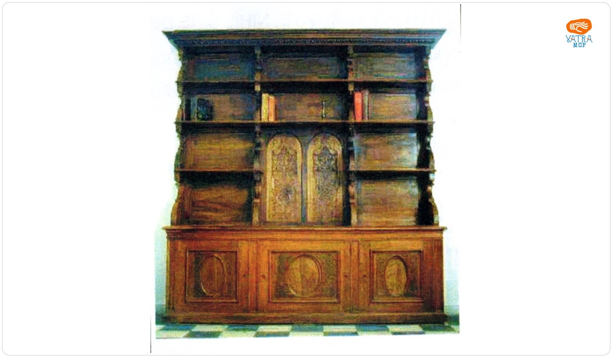 Bibliotecă cu însemne ale familiei Regelui Carol I al României