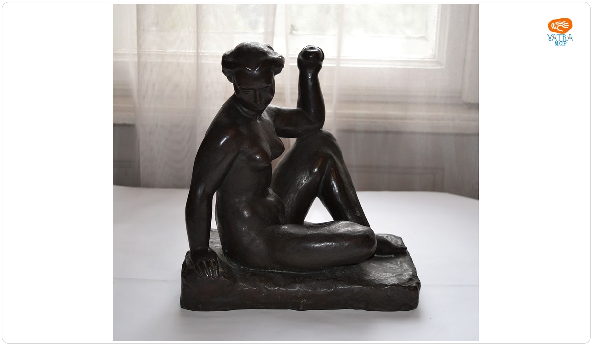 Nud șezând