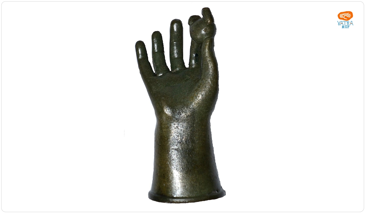 Mână de bronz