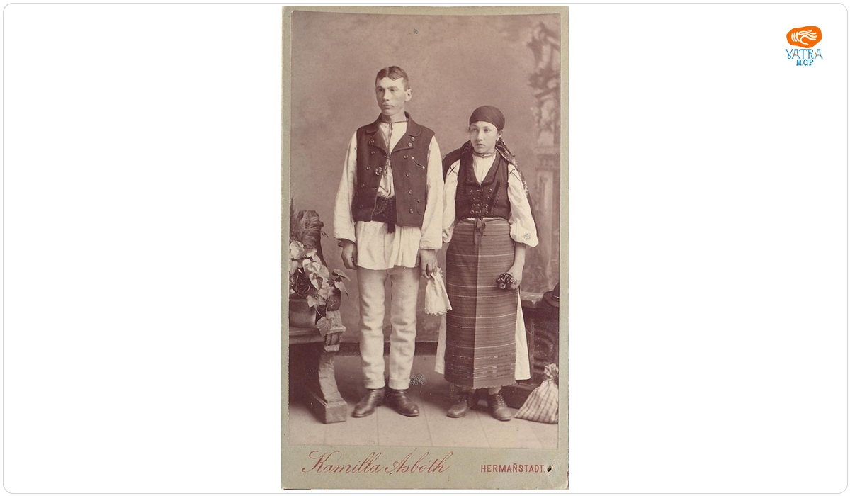Pereche de tineri români în costume populare de sărbătoare din Săliște