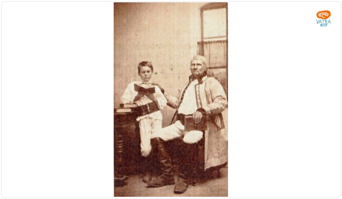 Bărbat și copil îmbrăcați în costume populare săsești de sărbătoare