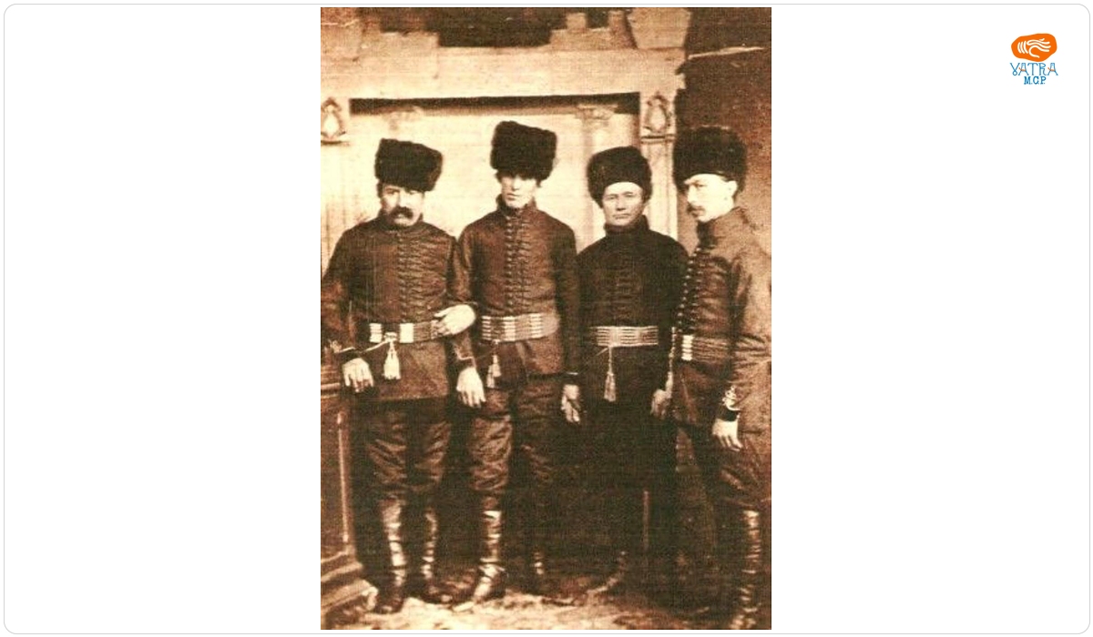 Grup de bărbați îmbrăcați în costume orășenești din Agnita