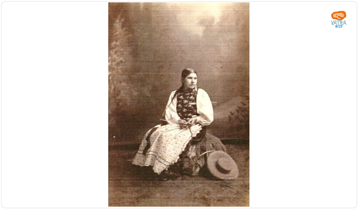 Kamilla Asbóth — Tânără fată în costum săsesc din Cisnădioara