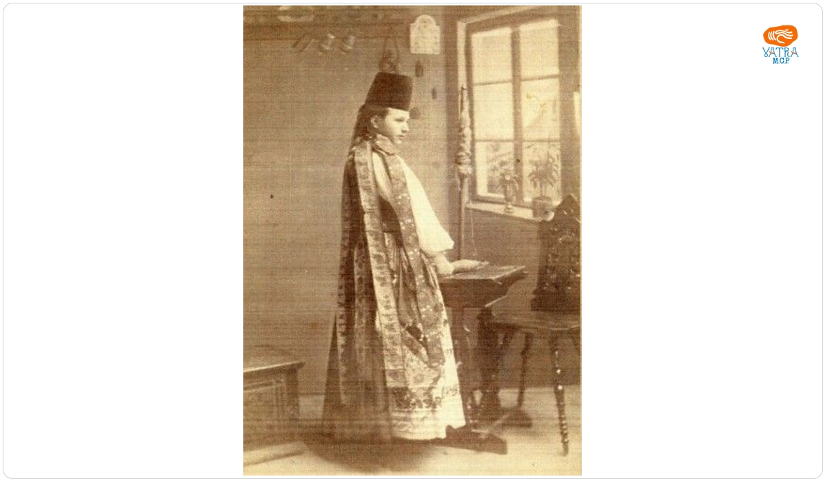 Tânără fată în costum săsesc de sărbătoare din Gușterița