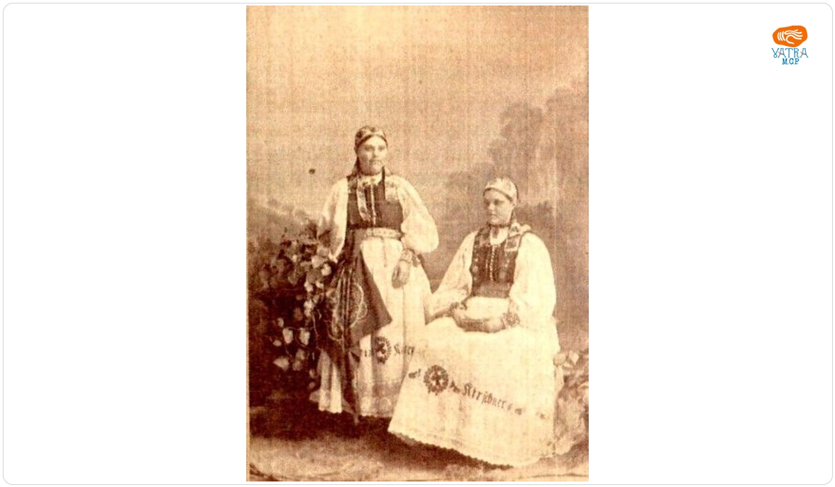 Două fete în costume săsești de sărbătoare din Gușterița