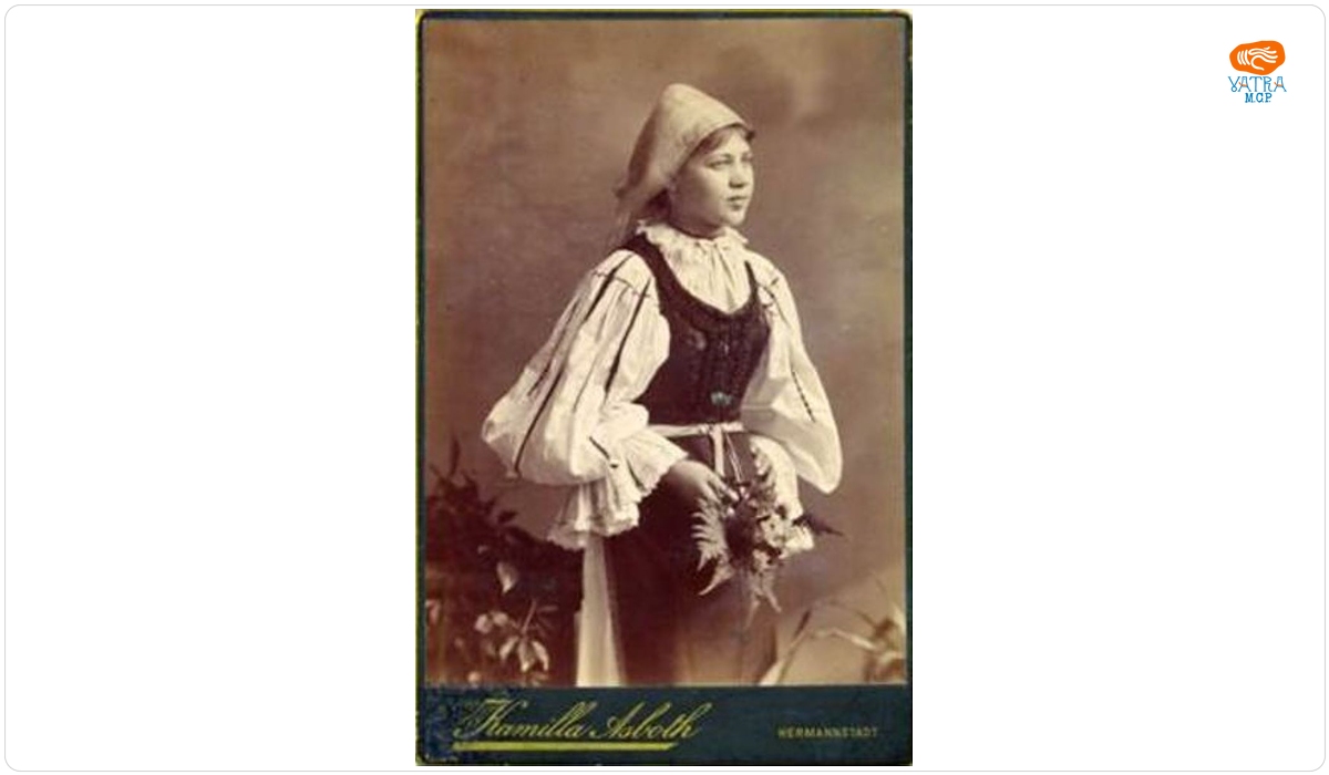 Tânără româncă în costum popular de sărbătoare