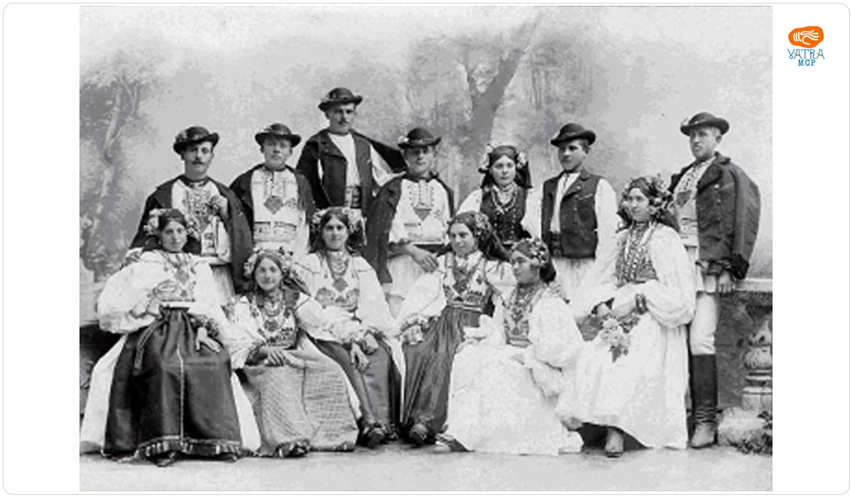 Grup de țărani îmbrăcați în costume populare din zona Mărginimii Sibiului
