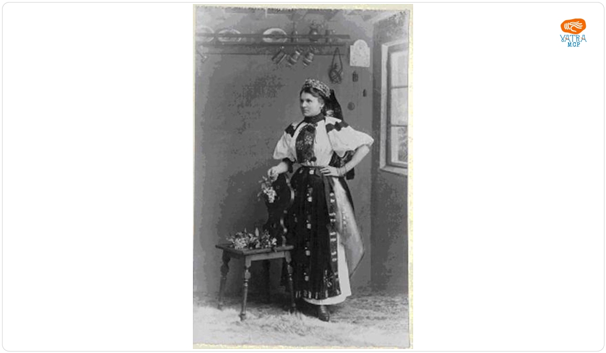 Emil Fischer — Tânără în costum popular maghiar de sărbătoare