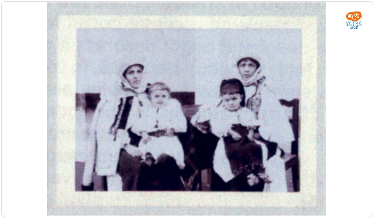 Emil Fischer — Două femei și doi copii în costume populare românești de sărbătoare