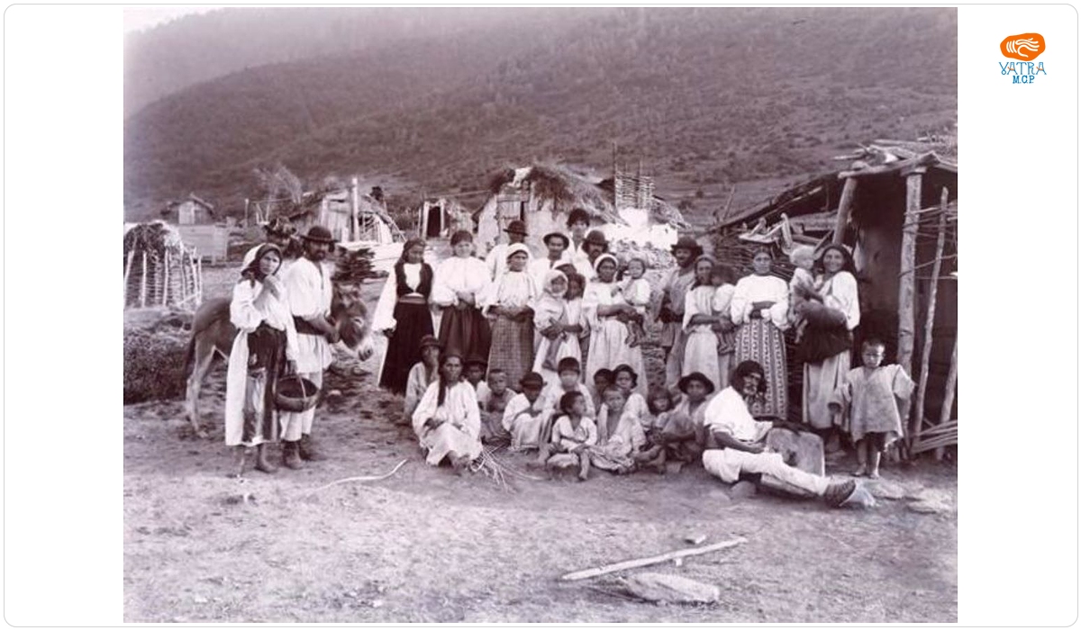 Emil Fischer — Grup de țigani (bărbați, femei, copii) în fața bordeielor