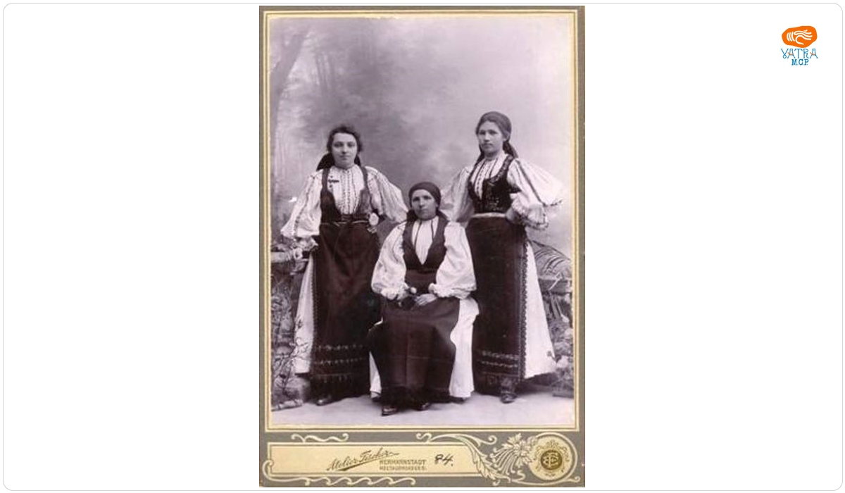 Emil Fischer — Grup de femei în port popular românesc de sărbătoare