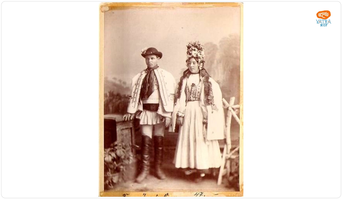 Pereche de miri români din zona Sibiu în costume de sărbătoare