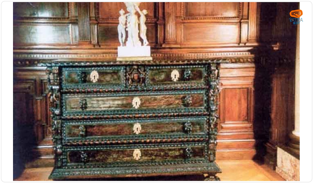 Comodă sculptată