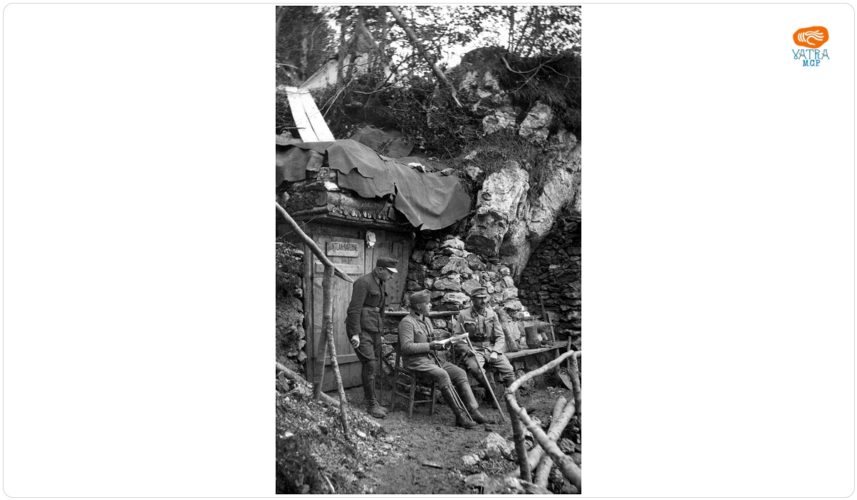 Ofițeri pe frontul italian, în fața unui adăpost construit într-o cavernă