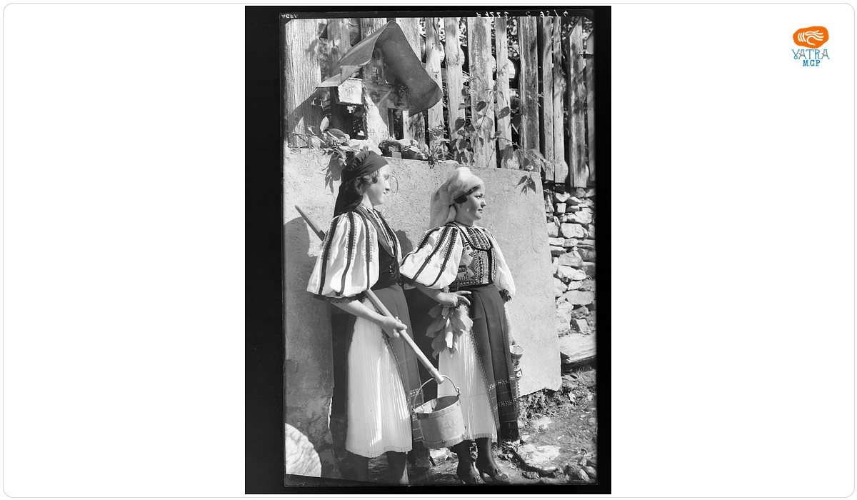 Poiana Sibiului. Tinere în costume românești de sărbătoare lângă troiță