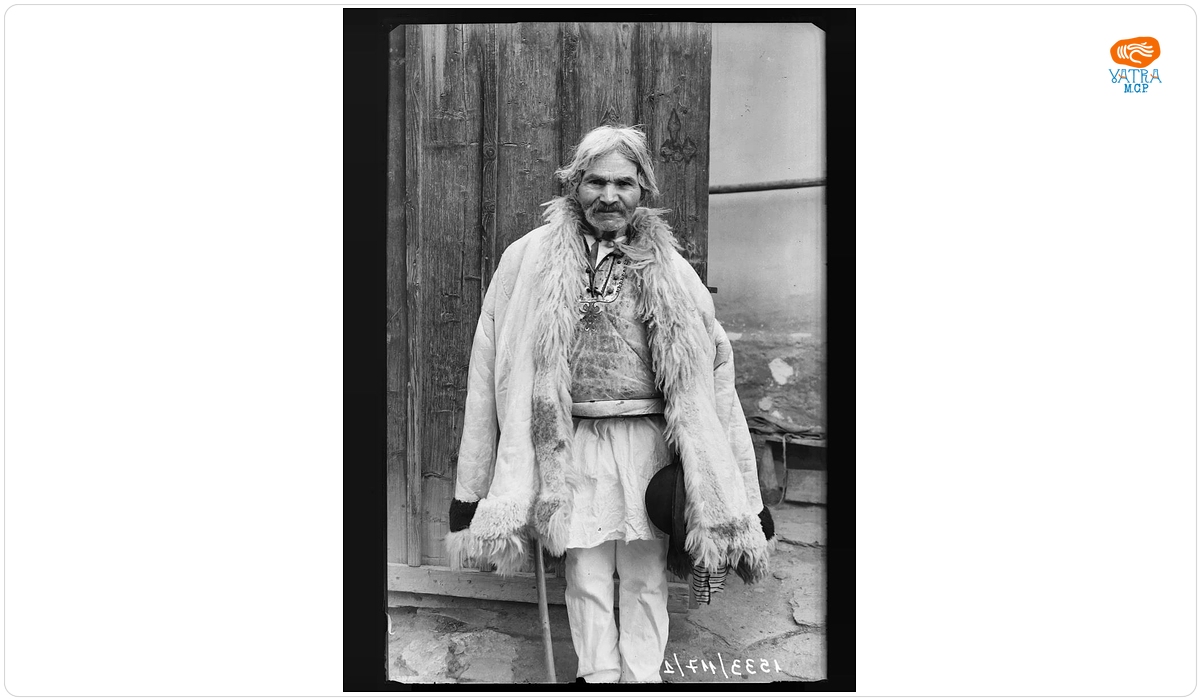 Poiana Sibiului. Bătrân în costum popular românesc de iarnă