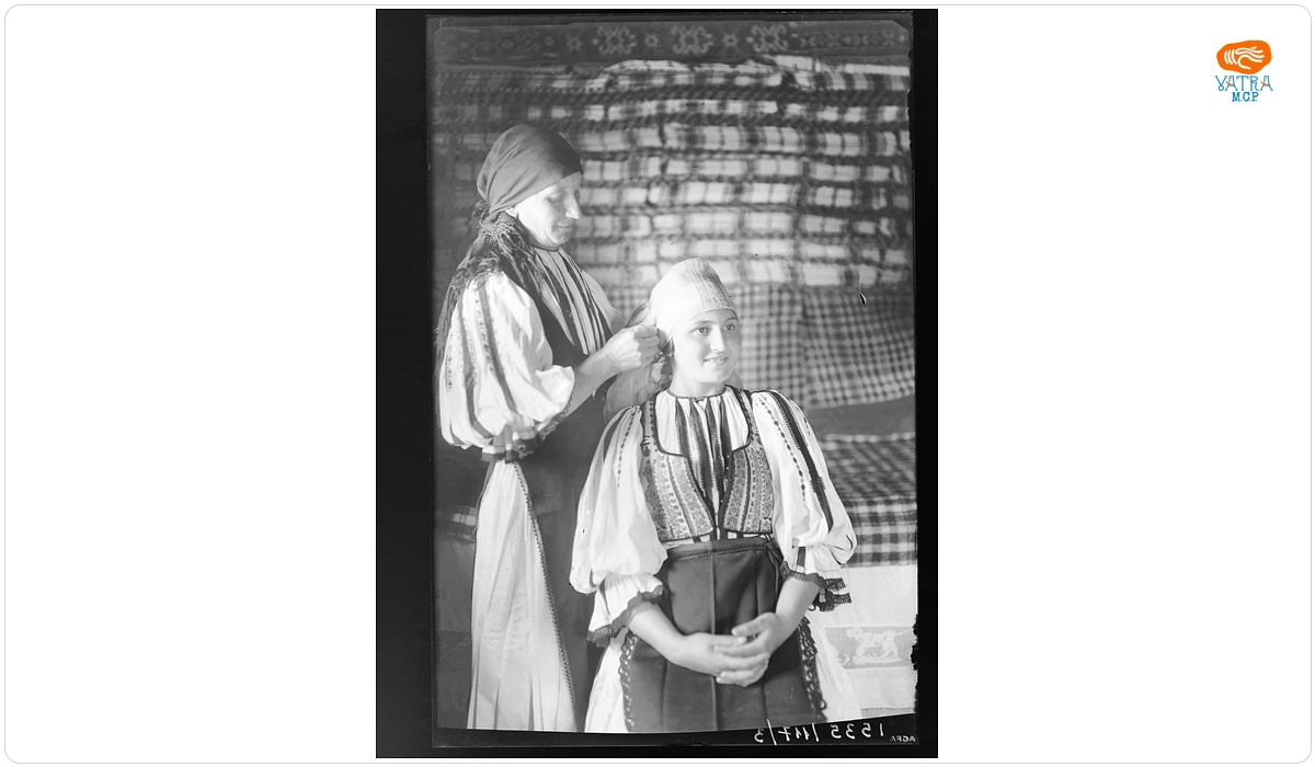 Emil și Josef Fischer — Poiana Sibiului. Femei în costume populare românești de sărbătoare