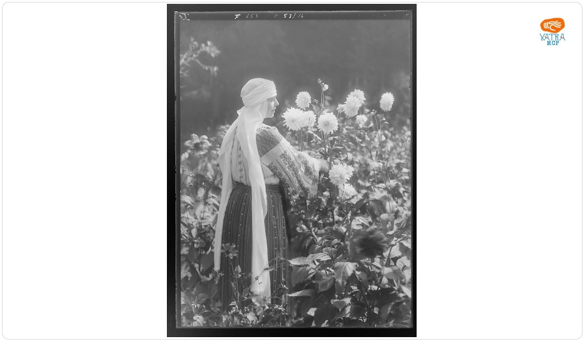 Regina Maria culegând flori
