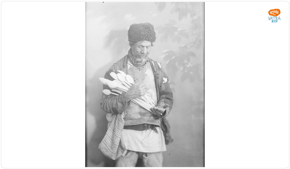 Bătrân lingurar cu linguri pe braț