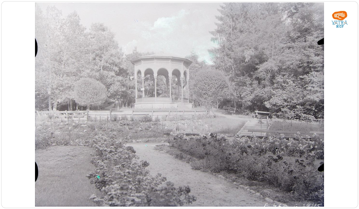 Pavilionul de muzică din parcul sibian Sub Arini.
