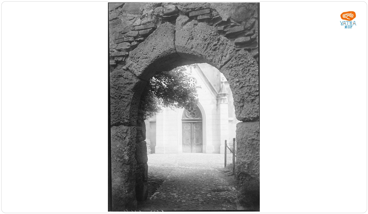 Vedere spre portalul lateral al bisericii fortificate din Cisnădie.