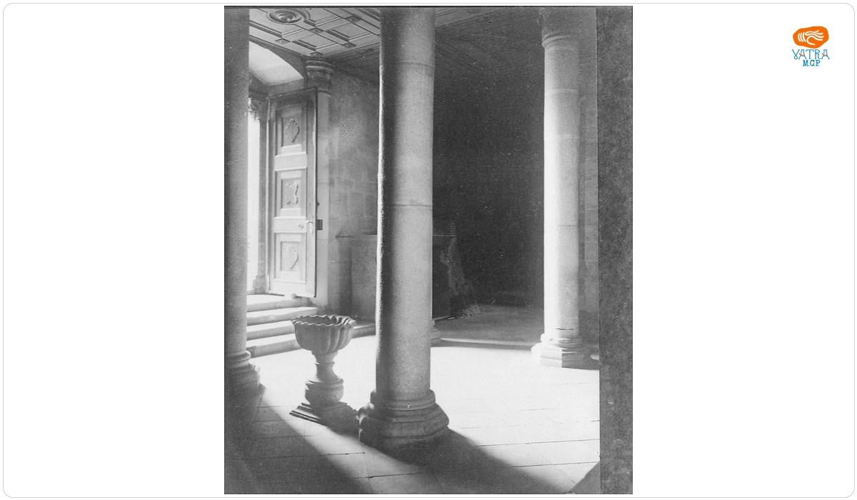 Catedrala Romano-Catolică din Alba Iulia - cristelnița dintre coloane