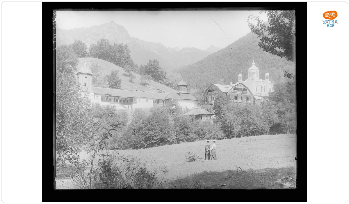Vedere panoramică a unei stațiuni montane