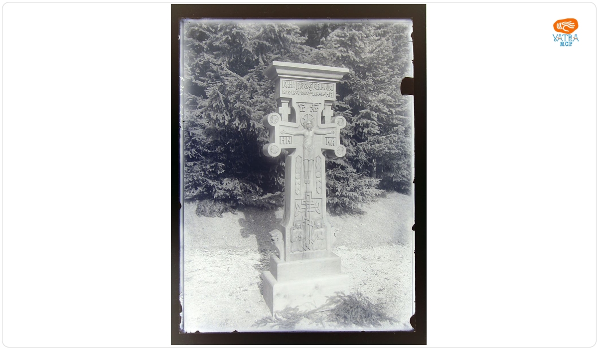 Cruce din lemn sculptat