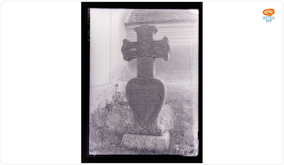 Cruce de mormânt din piatră sculptată