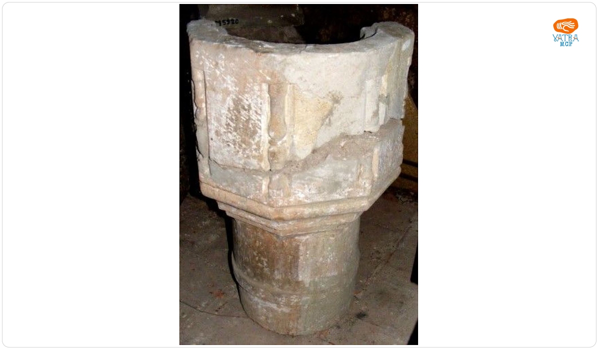Cristelniță în formă de cupă cu picior