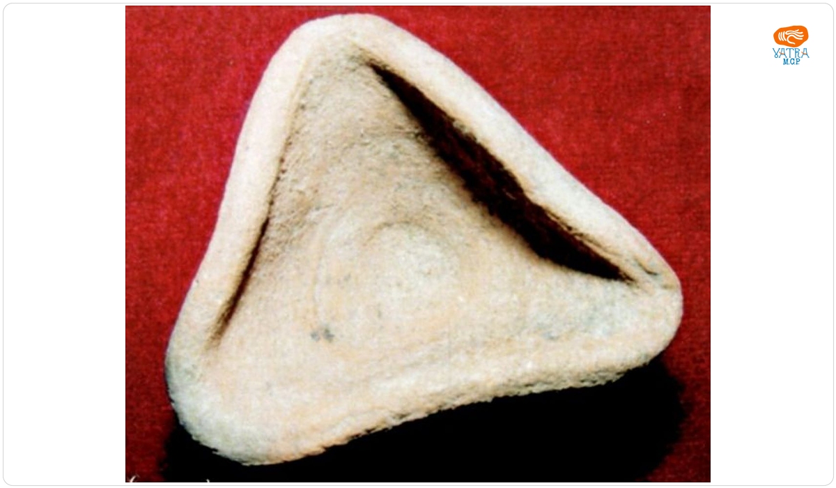 Cahlă triunghiulară cu picior de montare tronconic